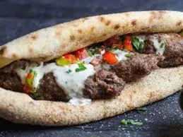 ساندوتش كفتة على الفحم